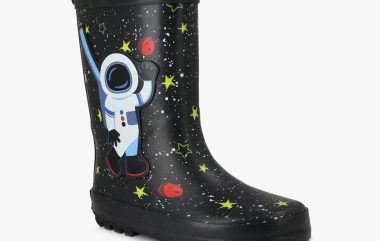 Magma Rain Boot מגפי גומי מגמה לילדים בהדפס אסטרונאוט בצבע שחור ברשת ווישוז מחיר 99 שח צילום עמירם בן ישי