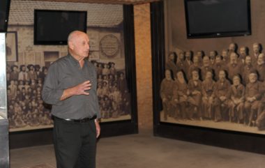 אחיעזר ארקין העומד בראש מרכז ציוני דרך במוזיאון הרב מוהליבר