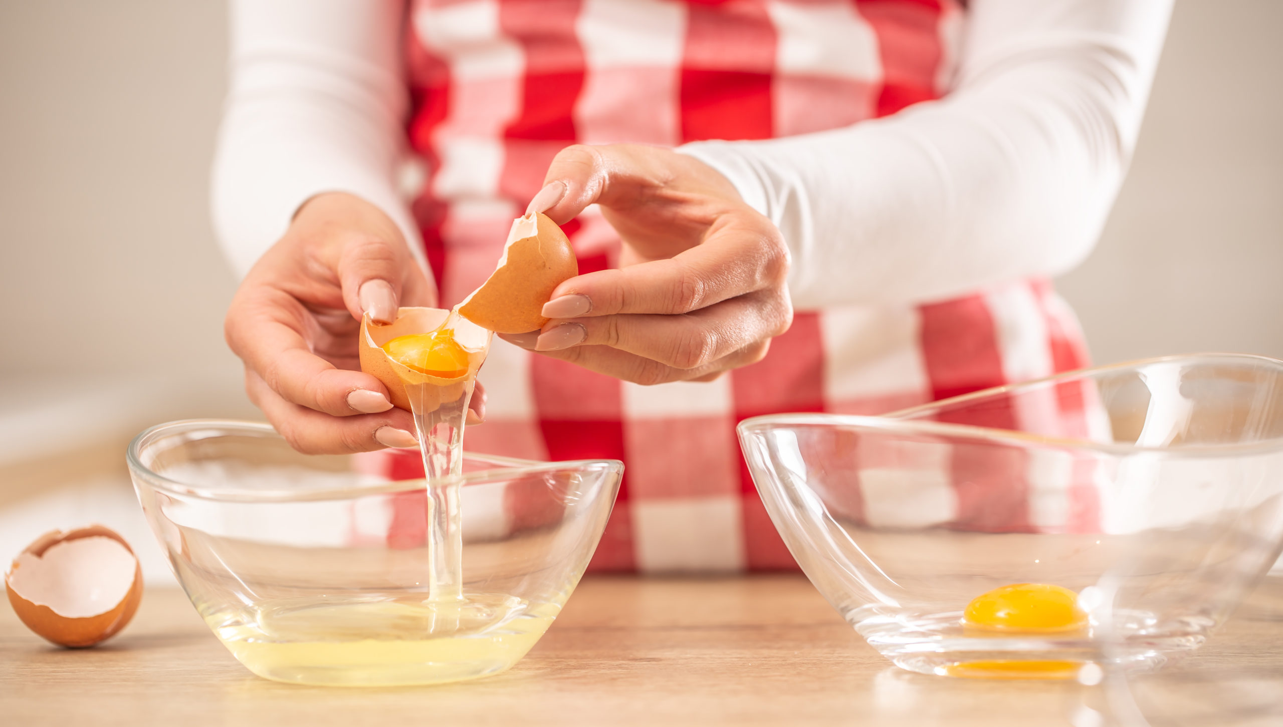 Detail,Of,Woman's,Hands,Separating,Egg,Yolks,From,The,Whites