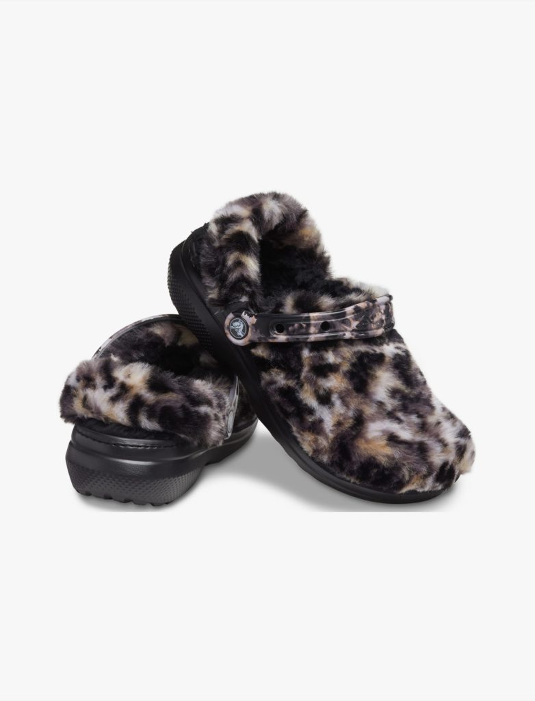Crocs Classic Fur Sure ברשת ווישוז כפכפי פרווה לנשים קרוקס בצבע שחורמולטי מחיר 299 שח צילום עמירם בן ישי