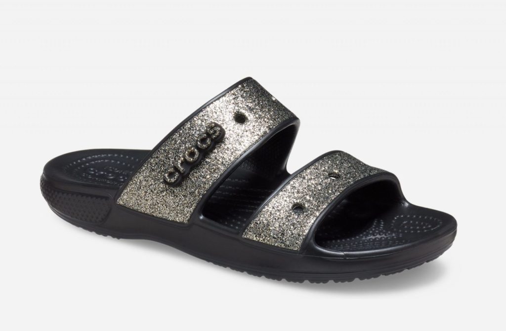 Crocs Classic Ombre Glitter Sandal כפכפים לנשים קרוקס שתי רצועות בצבע שחור בהדפס נצנצים זהובים מחיר 219 ברשת ווישוז צילום עמירם בן ישי