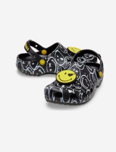 כפכפי קרוקס בהדפס סמיילי בצבע שחורמולטי Crocs Classic Smiley World Charm ברשת ווישוז | צילום: עמירם בן ישי 