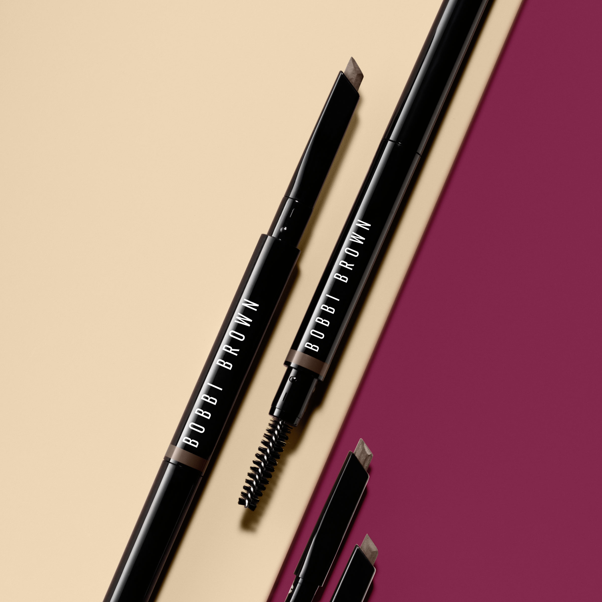 Perfectly Defined Long-Wear Brow Pencil & Refill Set סט לגבות מלאות ומעוצבות מכיל עפרון גבות בגודל מלא+ 2 ריפיילים | מחיר- 260 ₪